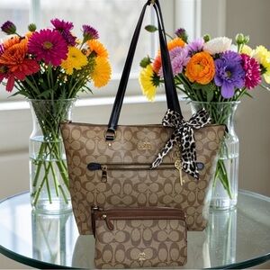 4FER Coach Brown Signature Tote and Pouch Set